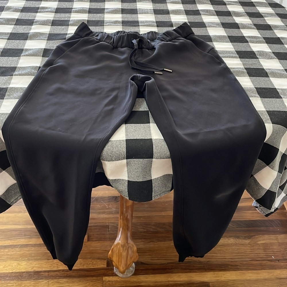 Lululemon Mid-Rise Jogger Full Length Size 6 x 28 Pockets Silky Black Drawstring